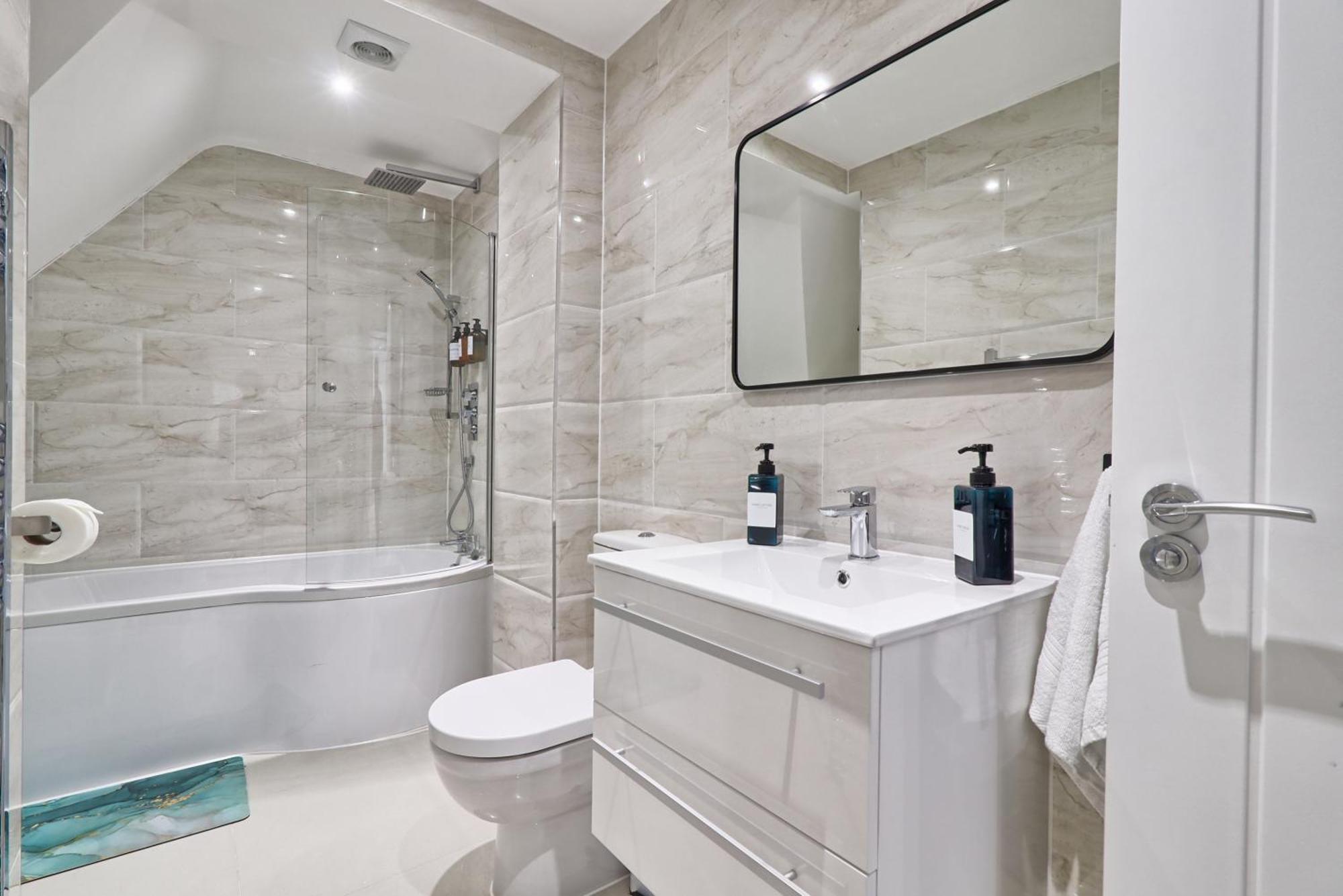 Writtle Massive 4 Bedroom Apartment With Parking In Gorgeous Countryside Location & Short Drive To Chelmsford City Centre Contractors Welcome エクステリア 写真